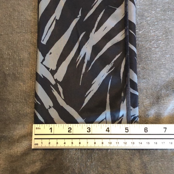 Women’s size medium gap fit g fast gray and black palm print leggings - Picture 3 of 12